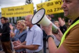 Protest w Imielinie przeciw wydobyciu węgla spod miasta. Mieszkańcy zebrali się w symboliczny łańcuch [ZDJĘCIA]