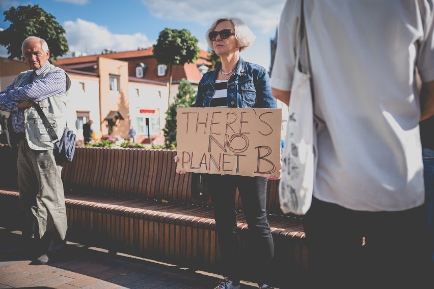 Protest w Imielinie przeciw wydobyciu węgla spod miasta. Mieszkańcy zebrali się w symboliczny łańcuch [ZDJĘCIA]