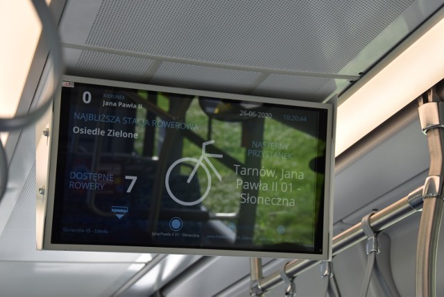 Na umieszczonych w autobusach tablicach wyświetlanych jest coraz więcej przydatnych dla podróżnych informacji