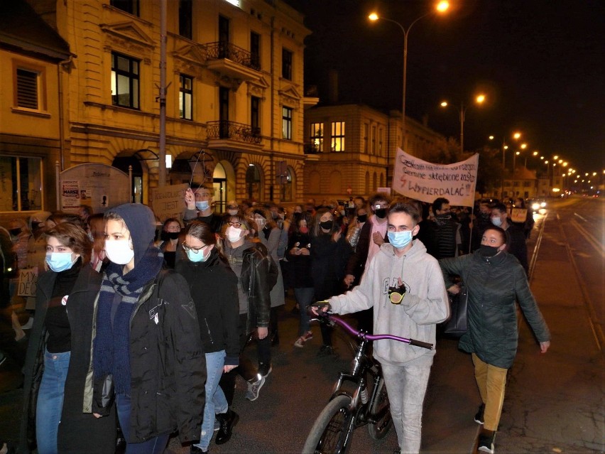 Trzeci dzień protestów w Pabianicach. Mieszkańcy nie zgadzają się z orzeczeniem Trybunału Konstytucyjnego