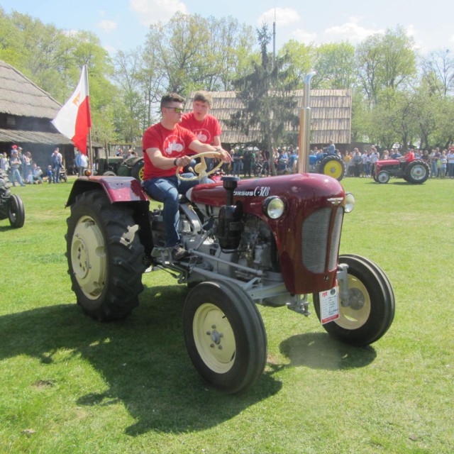 Zlot zabytkowych traktorów w skansenie Soplicowo