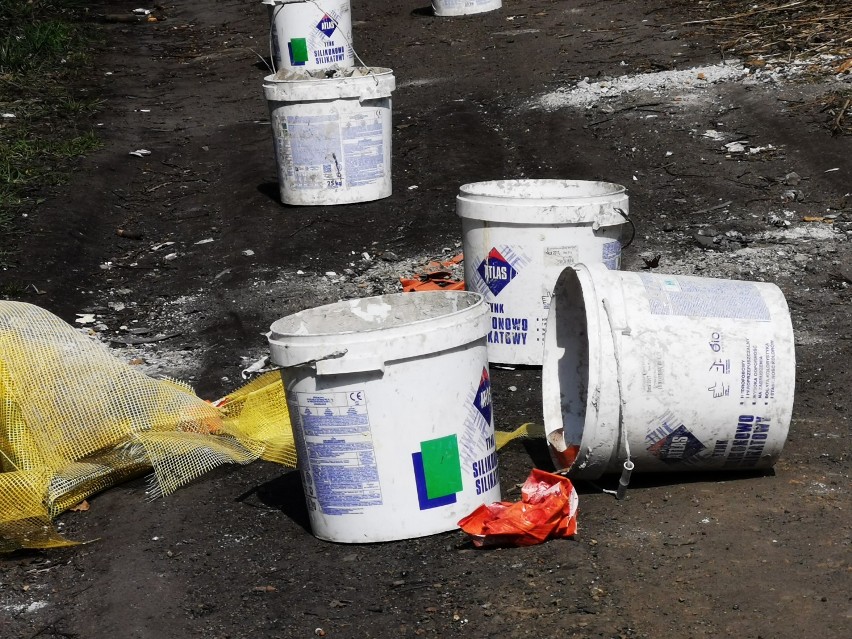 Dziećkowice. Śmieci porzucone nad zbiornikiem Dziećkowice. Pomóż znaleźć ich właściciela