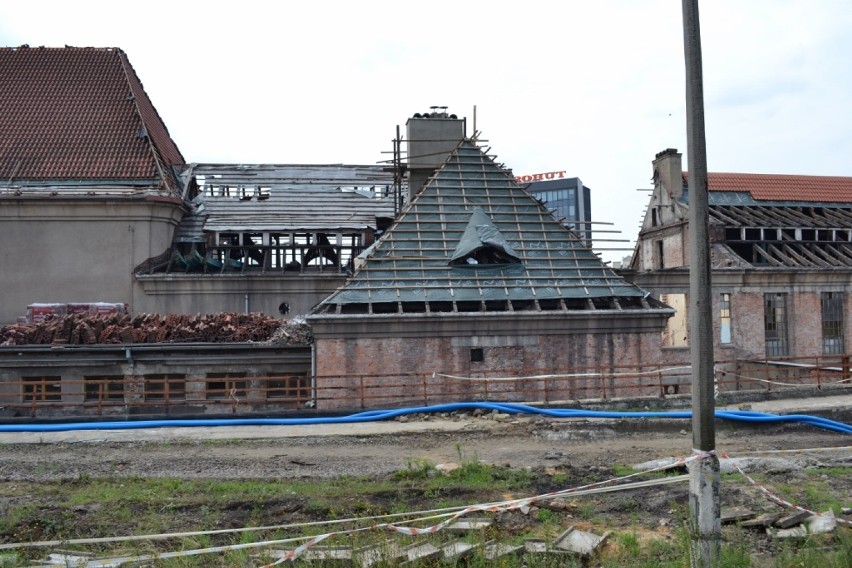 Remont dworca w Gliwicach. Rośnie dach nad peronami