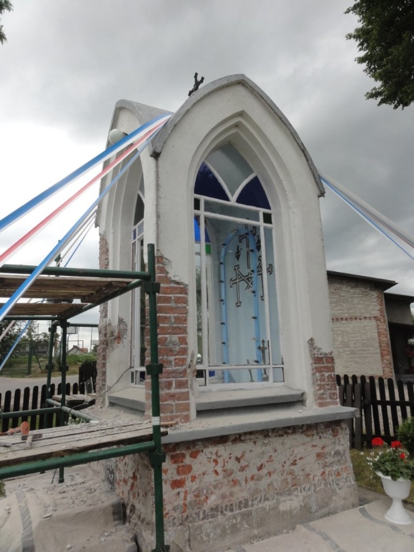 Kapliczka w Skrzeszewie Żukowskim  będzie odnowiona - trwa jej konserwacja ZDJĘCIA