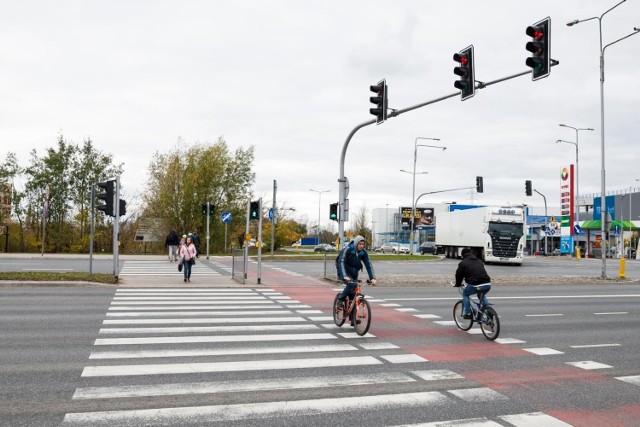 Jeszcze w tym roku mają zacząć obowiązywać nowe przepisy o ruchu drogowym, wprowadzające pierwszeństwo dla pieszych przechodzących przez pasy. Co się zmieni?