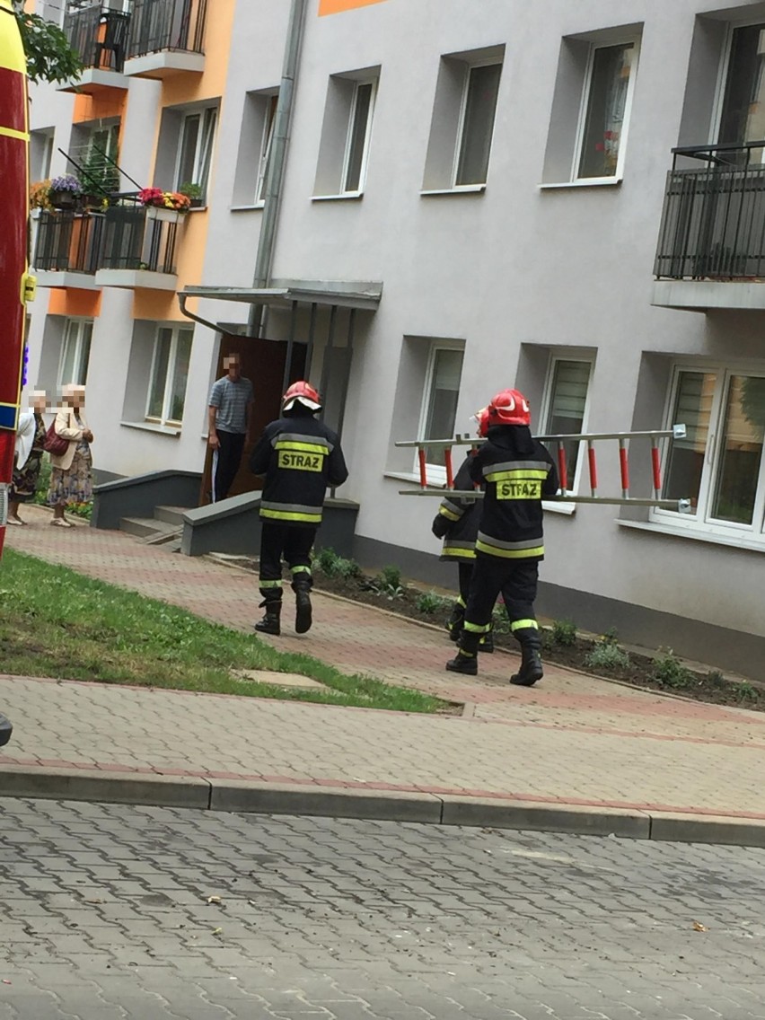 Strażacy weszli do mieszkania na kieleckim osiedlu