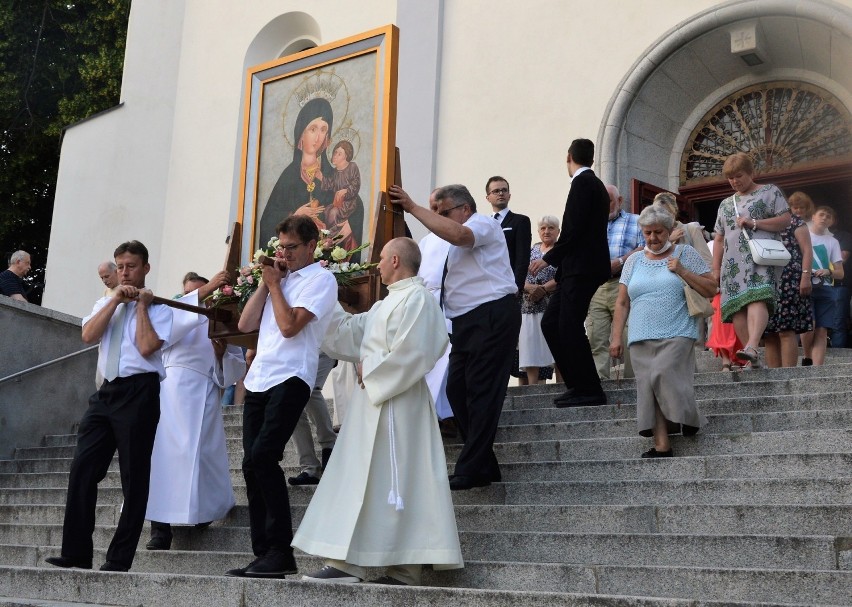 Tradycję procesji z kopią obrazu Matki Bożej Opolskiej przez...