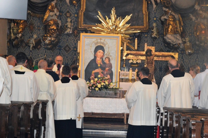 Odpust Matki Bożej Opolskiej. Procesja przez miasto i kołacz w ogrodzie kurii