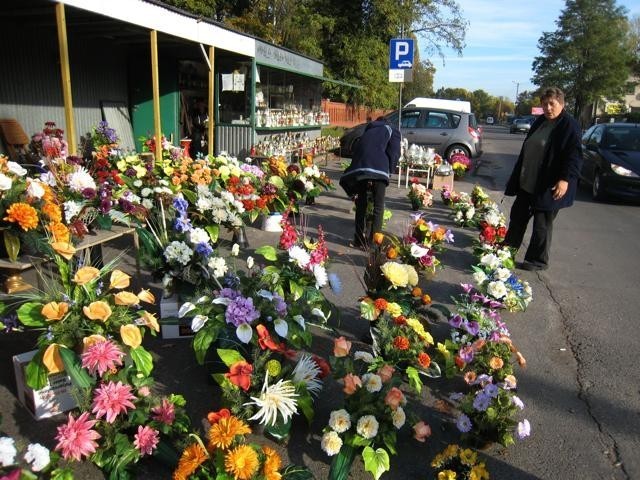 Kwiatów i zniczy przy cmentarzu do wyboru, do koloru