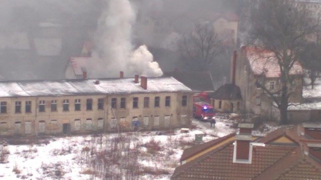 Pożar w starej mleczarni przy ul. Lisiej wybuchł we wtorek (3 stycznia) po godz. 13.00.