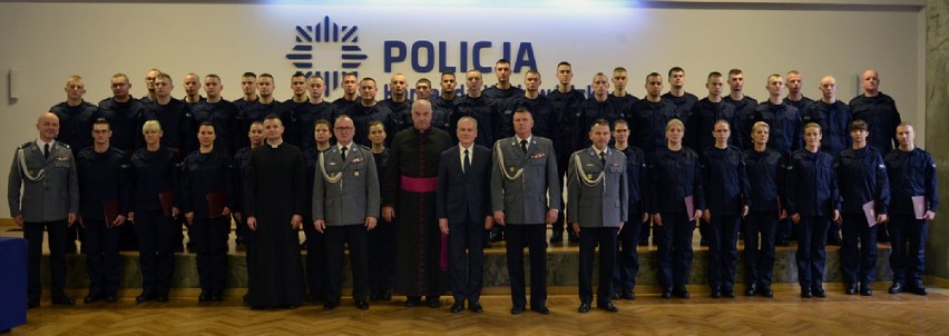 Ślubowanie policjantów w Komendzie Wojewódzkiej Policji. Do służby przyjęto kilkudziesięciu nowych funkcjonariuszy [ZDJĘCIA]