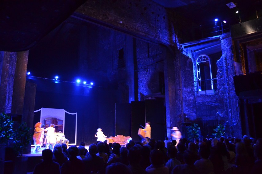 Ruiny Teatru Victoria w Gliwicach - musical Miłość czyni cuda Gliwickiego Teatru Muzycznego