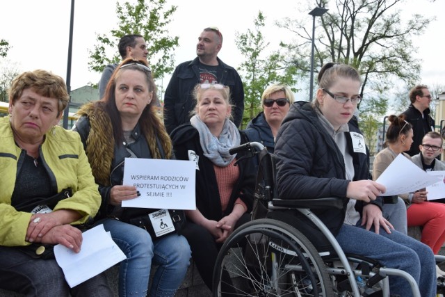Wiec solidarności z niepełnosprawnymi i ich opiekunami protestującymi w Sejmie
