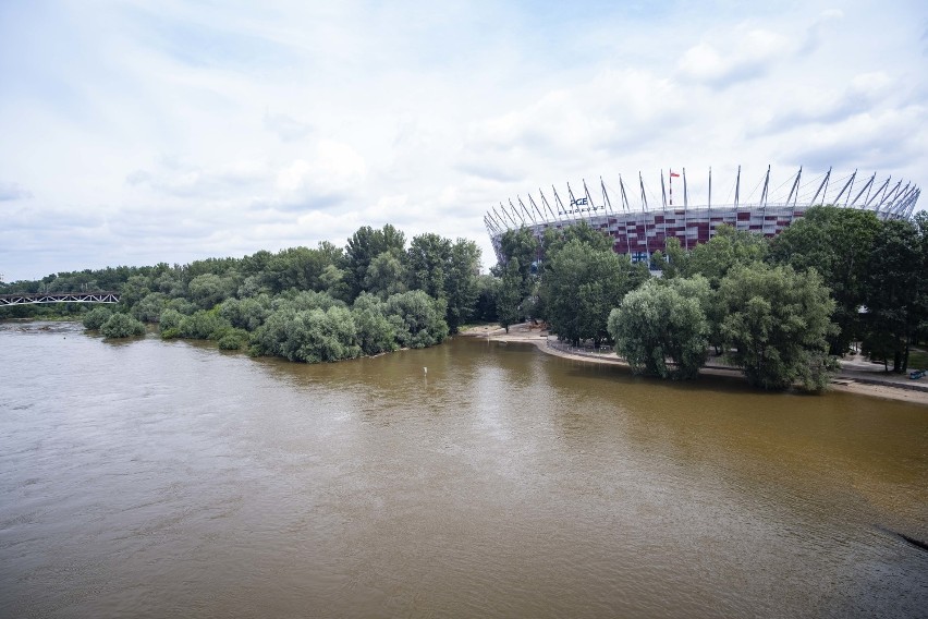 Wysoki poziom wody w Wiśle. Zalana plaża i schodki. Na razie bez stanu ostrzegawczego