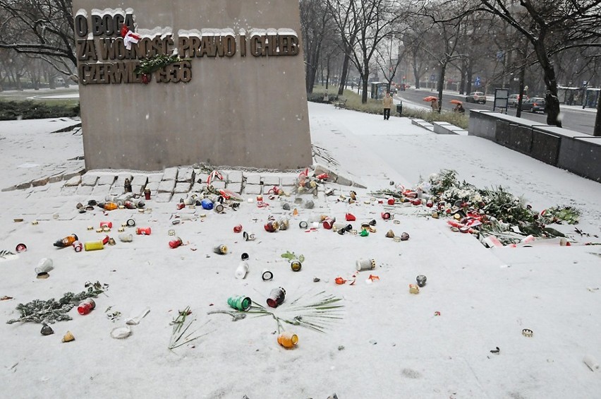 Ktoś zniszczył znicze pod Pomnikiem Poznańskiego Czerwca 1956 [ZDJĘCIA]