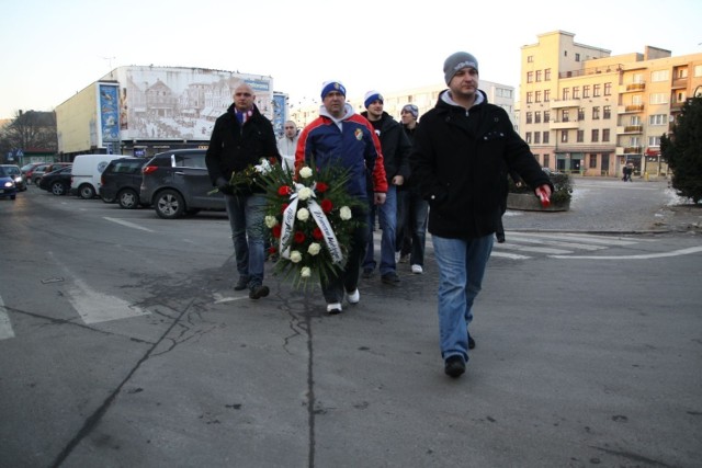 Kibice przemaszerowali pod pomnik Polskiego Państwa Podziemnego i tam złożyli kwiaty. Fot. Marek Gabriel