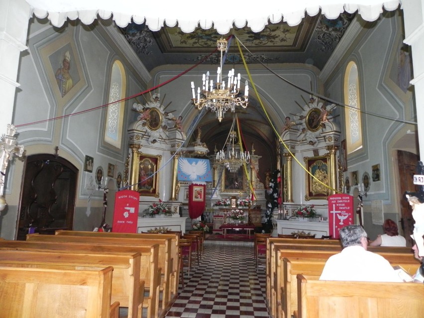 Wnętrze kościoła utrzymane jest w stylu gotyckim z dużą...