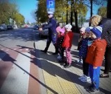 Policjanci z tomaszowskiej drogówki uświadamiają przedszkolaków i uczniów. Lekcja praktyczna. ZDJĘCIA, VIDEO