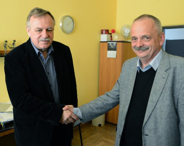 Eugeniusz Sroka (z lewej) odebrał nominacje na dyrektora SP nr 11 z rąk Marcina Zawiły, prezydenta Jeleniej Góry
