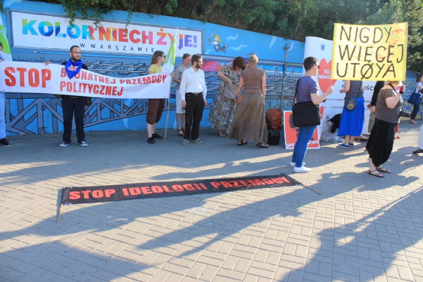 We wtorek przed wejściem do metra Centrum odbyła się...