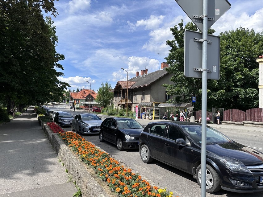 W Bochni przy Plantach ubyło miejsc postojowych przez zmianę sposobu parkowania. Burmistrz zapowiada interwencję, jest jedno "ale"
