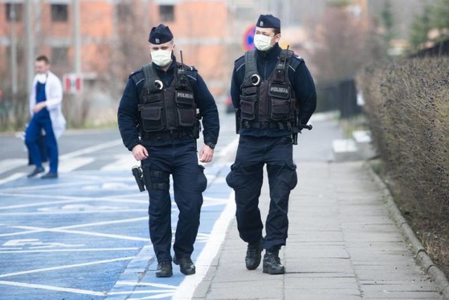 Patrole na terenie powiatu inowrocławskiego zwracają szczególną uwagę na to, czy mieszkańcy mają zasłonięte usta i nos