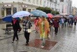 Marsz dla Życia i Nadziei przeszedł ulicami Kielc. "Amazonki" maszerowały w deszczu i z parasolami. Zobacz zdjęcia i film