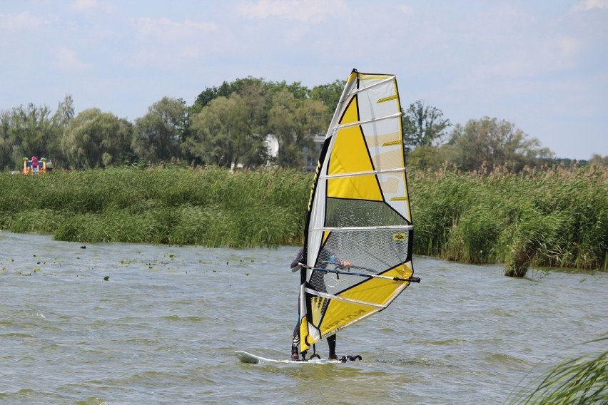 Windsurfing - sport wodny uprawiany w czasie wiatrów