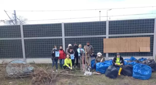 Czwartkowe sprzątanie Strzemieszyc Zobacz kolejne zdjęcia/plansze. Przesuwaj zdjęcia w prawo - naciśnij strzałkę lub przycisk NASTĘPNE