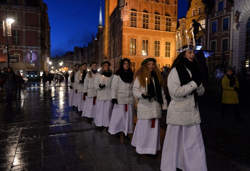 Orszak św. Łucji dotarł ze Szwecji do Gdańska [ZDJĘCIA]