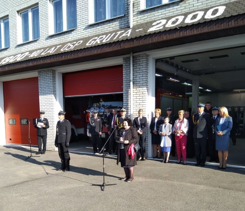 Samochód jest wyposażony w sprzęt hydrauliczny (nożyce oraz...