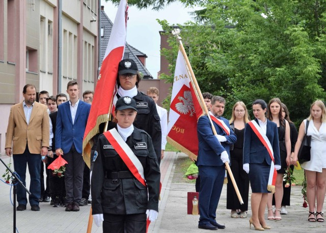 Uroczystość zakończenia roku szkolnego 2020/2021 odbyła się także w Zespole Szkół Chemiczno-Elektronicznych w Inowrocławiu. W jej trakcie szkoła otrzymała nowy sztandar ufundowany przez rodziców