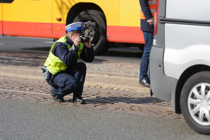 Zderzenie policyjnego radiowozu z tramwajem. Dwaj policjanci w szpitalu [wideo, zdjęcia]