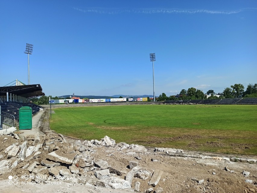 Nowy Sącz. Burzą stary stadion Sandecji. Zaraz zostanie z niego tylko kupa gruzu [ZDJĘCIA]