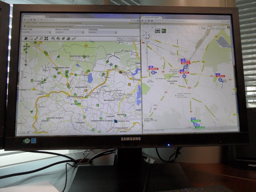 Monitor, na którym wyświetlone są mapy z lokalizacjami...