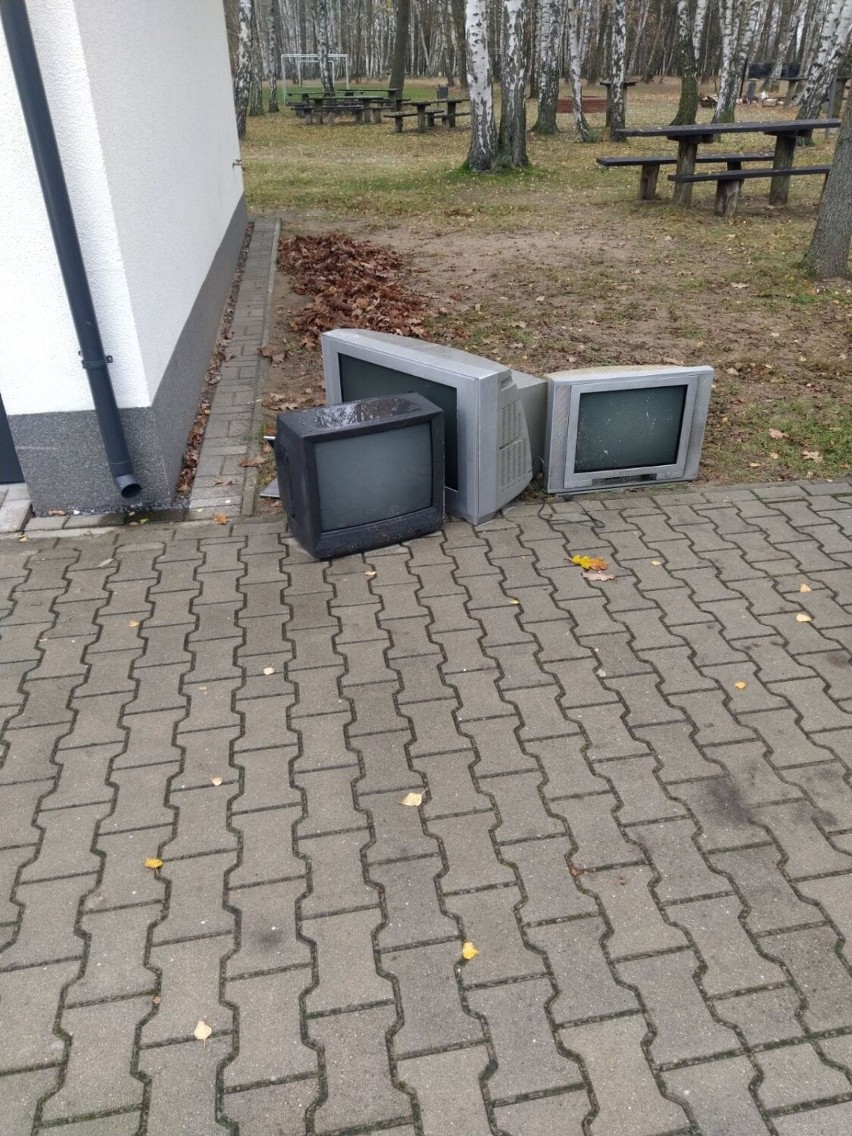 Ktoś przy sali wiejskiej w Cichej Górze porzucił stare telewizory i laptopa. "To byłoby świństwo, jeśli ktoś zrobiłby to specjalnie." 