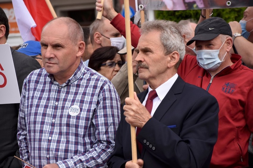 Stanisław Tadej wśród zwolenników PiS na spotkaniu z...