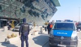 Powiat krakowski. Policjanci dbają o bezpieczeństwo uchodźców na lotnisku i w miejscach noclegów