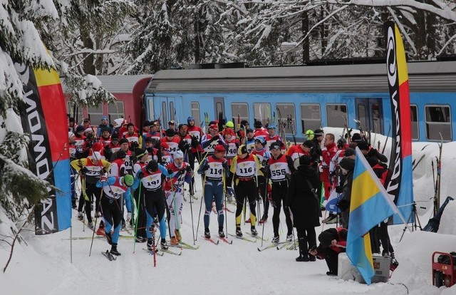 Salomon Nordic Sunday

W niedzielę z dworca kolejowego w Harrachovie Mytinach do Jakuszyc biegło aż 180 osób. Jedni na dystansie 13 km, jeszcze inni na 20 km. Głównie pod górę.