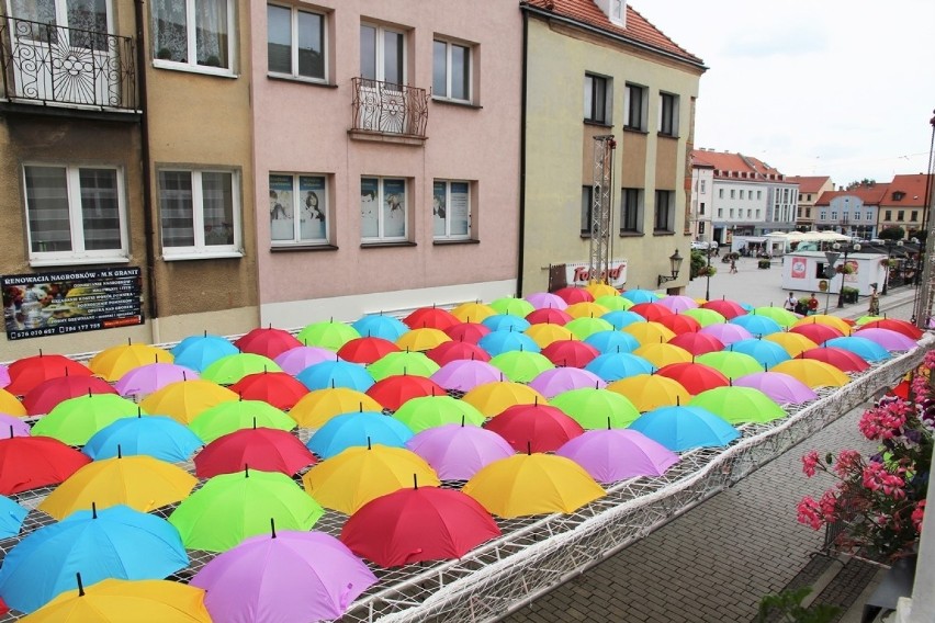 Nad częścią ul. Królowej Jadwigi zamontowano już parasolkową...
