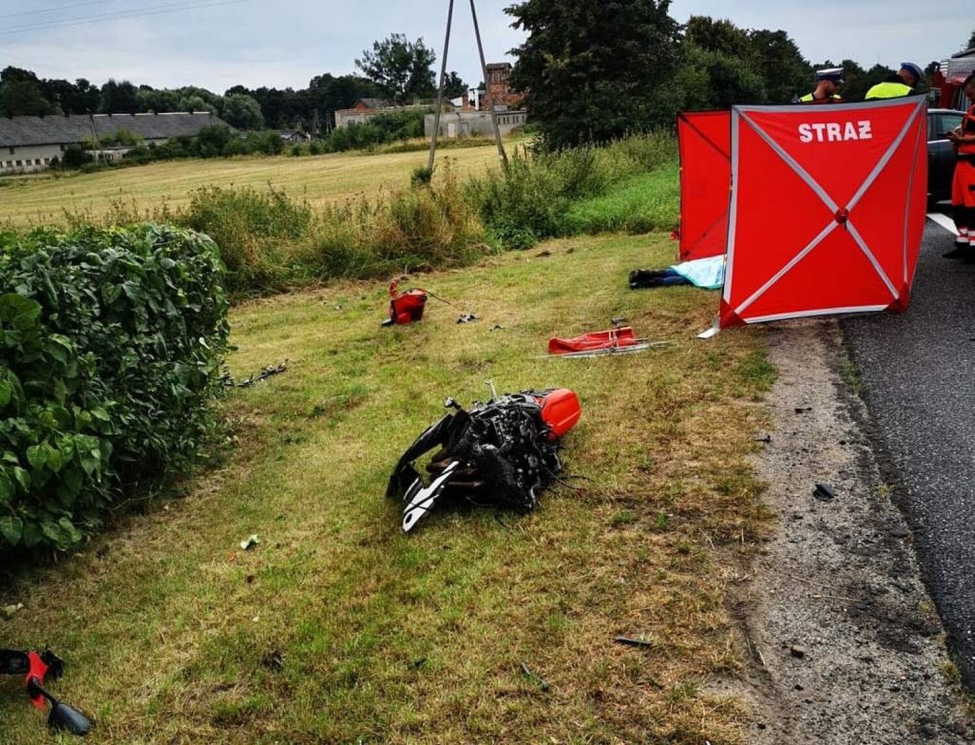 Śmiertelny wypadek w powiecie świeckim. Motocykl zderzył się z ciągnikiem.  Nie żyje 27-letni motocyklista. Zobacz zdjęcia | Świecie Nasze Miasto