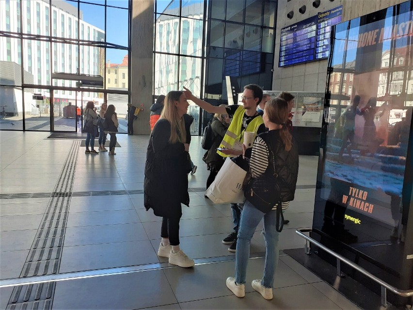 Katowice: Pierwszy dzień bez maseczek w przestrzeni publicznej. Wielu ludzi korzysta z tej swobody, ale nie wszyscy