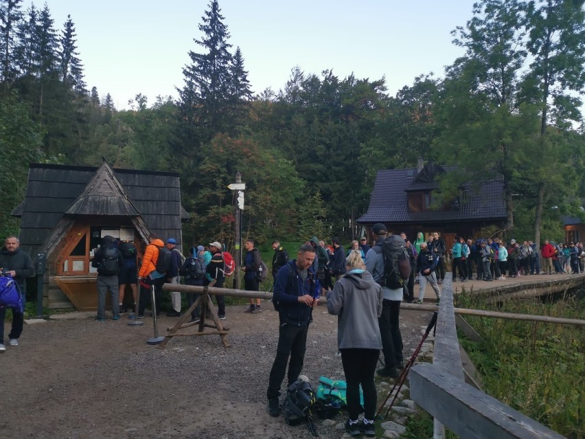 Tatry. Tłok w górach. Szósta rano, a tu taka kolejka do kasy, by wejść na szlak!