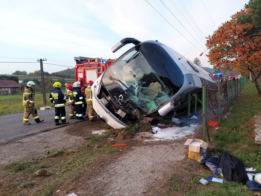 Wypadek autokaru w Grabownicy Starzeńskiej. 9 osób, w tym dwoje dzieci, trafiło do szpitala [ZDJĘCIA]