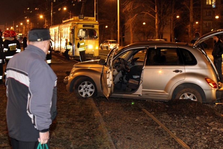 Kraków: wypadek na al. Pokoju. Tramwaj MPK wjechał w samochód osobowy [ZDJĘCIA]