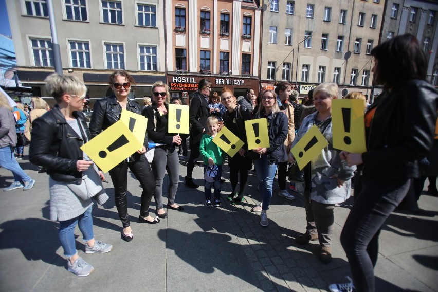 Manifestacja nauczycieli na rynku w Katowicach