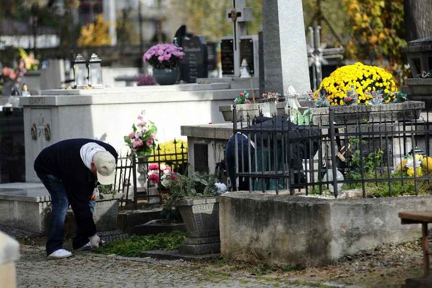 Na jasielskich cmentarzach duży ruch. Mieszkańcy porządkują groby bliskich [ZDJĘCIA]