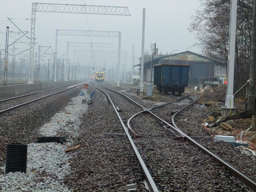 Stacja  PKP w przebudowie. W grudniu w Zduńskiej Woli i Łasku mają być gotowe pierwsze perony