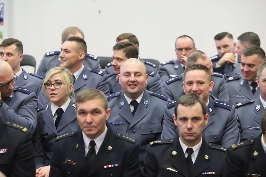 Najlepsi policjanci i strażacy z województwa łódzkiego nagrodzeni. Dzielnicowy Roku z Sieradza (ZDJĘCIA)