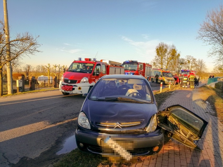 Wypadek na trasie Mareza - Nowy Dwór. Zderzenie dwóch samochodów, cztery osoby ranne [ZDJĘCIA]